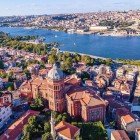O vedere aeriană a cartierului Banat, situat în Cornul de Aur din Istanbul, cu în prim-plan Marea Biserică Ortodoxă a Sfântului Gheorghe. O imagine care surprinde esența istorică și culturală a zonei.