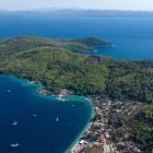 Golful Cokertme, situat pe Peninsula Bodrum, în provincia Muğla, surprins de sus cu o dronă, oferă o priveliște uluitoare asupra apelor sale cristaline și a peisajului natural înconjurător.