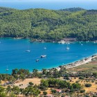 Golful Cokertme, un colț de paradis pe Peninsula Bodrum. Ape cristaline, natură neatinsă și apusuri spectaculoase te așteaptă în această bijuterie a Turciei.