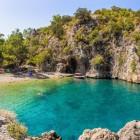Golful Alman, în Peninsula Bodrum, Turcia, este renumit pentru fundul mării său bogat în viață marină, un adevărat paradis pentru snorkeling și scufundări.