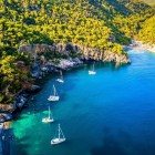 Golful Alman, în Peninsula Bodrum, Turcia, oferă ape cristaline, peisaje naturale spectaculoase și o atmosferă liniștită, ideală pentru cei în căutarea relaxării și frumuseților naturale.