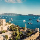 Castelul Sfântul Petru, inițial numit Petreum, a dat numele medieval al orașului Bodrum, Petronium. Situat în fosta Halicarnas, este un exemplu de arhitectură cruciată în Orient.