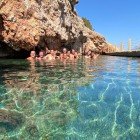 Izvoarele minerale din Karaada, la 6 km de Bodrum, sunt cunoscute pentru apele termale de 35°C și nămolurile vindecătoare, ideale pentru relaxare și bunăstare.