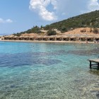 Insula Karaada, cea mai mare din zonă, se află la doar 6 km de Bodrum și este renumită pentru izvoarele sale minerale vindecătoare, ideale pentru bunăstare și relaxare.