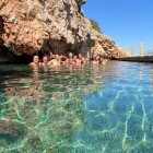 Izvoarele minerale din Karaada, la 6 km de Bodrum, sunt cunoscute pentru apele termale de 35°C și nămolurile vindecătoare, ideale pentru relaxare și bunăstare.
