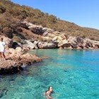 Înotul într-un golfuleț din Karaada este o experiență unică și revigorantă. Apele turcoaz, limpezi și liniștite oferă o senzație plăcută de prospețime și lejeritate.