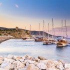 Portul Halicarnas, situat pe peninsula Bodrum, oferă apusuri superbe și este renumit pentru apropierea sa de Mausoleul din Halicarnas, una dintre minunile antichității.