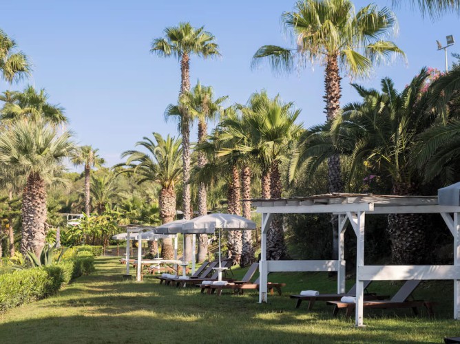 Mangia's Torre del Barone Resort - Grădină cu solar