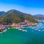 Fethiye este un oraș de coastă plin de viață din Turcia, situat deasupra unui golf superb. Renumit pentru plajele sale, ruinele antice și peisajele montane, este destinația ideală pentru relaxare și aventură.