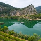 Navigarea pe râul Dalyan din Turcia este o experiență de neratat, cu peisaje uimitoare, ape cristaline, vegetație luxuriantă, faună bogată și morminte antice săpate în stâncă. O adevărată călătorie în inima naturii turcești.