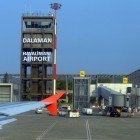 Aeroportul Internațional Dalaman este situat în câmpia de coastă, la doar 5 km sud de centrul orașului.
