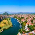 Daylan, un sat pitorească pe coasta turcească, este traversat de râul Dalyan. Cunoscut pentru ape termale, ruine antice și morminte săpate în stâncă, este ideal pentru cei care caută liniște și frumuseți naturale.