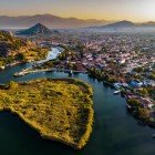 Râul Dalyan curge liniștit între munți și vegetație luxuriantă, oferind vederi spectaculoase ale mormintelor săpate în stâncă și peisaje liniștite. Navigarea acestuia este o experiență unică ce combină istoria și natura.