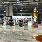 Duty Free-ul aeroportului Dalaman îmbină eleganța cu tradiția, oferind buticuri de modă de lux, ochelari exclusivi și un bazar plin de delicatese turcești, suveniruri și artizanat local.