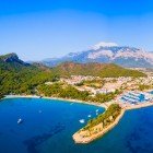 Kemer, situat pe coasta mediteraneană a Turciei, este o destinație turistică vibrantă, cunoscută pentru plajele sale cu nisip, apele cristaline și peisajele montane. Oferă o combinație de relaxare, istorie și activități în aer liber.