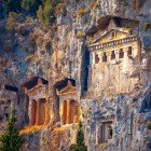 Mormintele Liciene, săpate în stâncă de-a lungul râului Dalyan, datează din antichitate. Situate pe stânci abrupte, acestea prezintă o arhitectură impunătoare asemănătoare templelor, care fascinează vizitatorii prin frumusețea și istoria lor misterioasă.