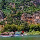 Mormintele Săpate în Stâncă de la Kaunos, din Dalyan, sunt structuri fascinante sculptate în stâncă, marturii ale unei civilizații antice care încă fascinează prin istoria și măreția lor.