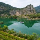Navigarea pe râul Dalyan din Turcia este o experiență de neratat, cu peisaje uimitoare, ape cristaline, vegetație luxuriantă, faună bogată și morminte antice săpate în stâncă. O adevărată călătorie în inima naturii turcești.
