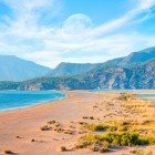Plaja Liciei din Turcia este un colț de paradis între marea turcoaz și natura neatinsă, renumită pentru nisipurile aurii și prezența țestoaselor Caretta Caretta.