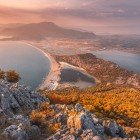 Peisaj autumnal măreț, cu o vedere panoramică aeriană impresionantă de pe muntele Bozburun asupra plajei Iztuzu, deltei râului Dalyan și lacului Sulungur la apus.