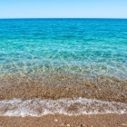 Marea din Çıralı este renumită pentru ape sale cristaline și liniștite, perfecte pentru înot și snorkeling. Temperatura apei variază între 17°C primăvara și 28°C vara, în lunile mai calde.