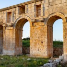 Arcul lui Mettius Modestus, din secolul I d.Hr., cu cele trei arcade impunătoare din calcar, marca intrarea oficială în Patara, întâmpinând călătorii din port și din interiorul țării.