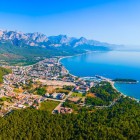 Kemer, bijuteria Rivierei Turce, îmbină plajele cu nisip auriu, marea turcoaz și natura sălbatică. Destinația ideală pentru cei care caută relaxare, drumeții și peisaje spectaculoase între mare și munte.