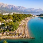 Moonlight Beach, una dintre cele mai îndrăgite plaje din Kemer, oferă ape turcoaz, nisip auriu și un golf liniștit în mijlocul naturii. Ideală pentru relaxare, înot și sporturi acvatice.