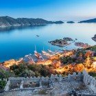 Golful Kekova, în Turcia, este un colț de rai cu ape turcoaz, insule liniștite și ruine scufundate, ideal pentru o experiență unică între istorie și natură.