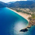 Plaja Çıralı, aproape de Kemer, este una dintre cele mai frumoase din Antalya: nisip auriu, mare limpede și natură sălbatică pe spectaculoasa Coastă Turcoaz.