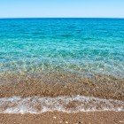 Marea din Çıralı este renumită pentru ape sale cristaline și liniștite, perfecte pentru înot și snorkeling. Temperatura apei variază între 17°C primăvara și 28°C vara, în lunile mai calde.