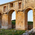 Arcul lui Mettius Modestus, din secolul I d.Hr., cu cele trei arcade impunătoare din calcar, marca intrarea oficială în Patara, întâmpinând călătorii din port și din interiorul țării.