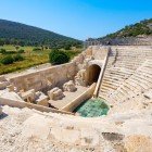 Teatrul roman din Patara, unul dintre cele mai mari din Licia, păstrează încă treptele și scena bine conturate. O comoară arheologică ce povestește viața culturală a orașului antic.