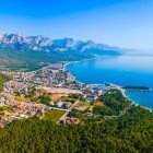 Kemer, bijuteria Rivierei Turce, îmbină plajele cu nisip auriu, marea turcoaz și natura sălbatică. Destinația ideală pentru cei care caută relaxare, drumeții și peisaje spectaculoase între mare și munte.