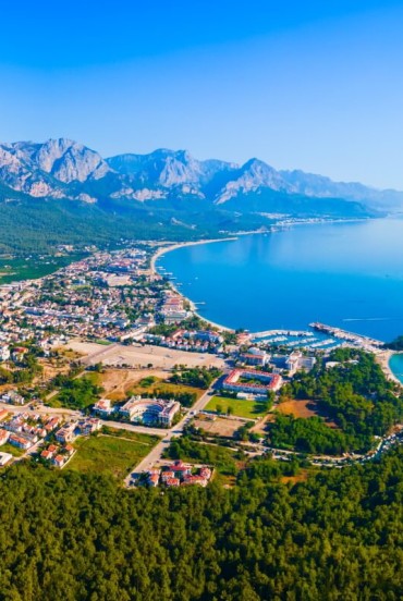 Kemer, bijuteria Rivierei Turce, îmbină plajele cu nisip auriu, marea turcoaz și natura sălbatică. Destinația ideală pentru cei care caută relaxare, drumeții și peisaje spectaculoase între mare și munte.