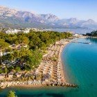Moonlight Beach, una dintre cele mai îndrăgite plaje din Kemer, oferă ape turcoaz, nisip auriu și un golf liniștit în mijlocul naturii. Ideală pentru relaxare, înot și sporturi acvatice.