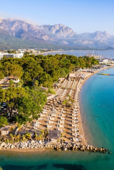 Moonlight Beach, una dintre cele mai îndrăgite plaje din Kemer, oferă ape turcoaz, nisip auriu și un golf liniștit în mijlocul naturii. Ideală pentru relaxare, înot și sporturi acvatice.