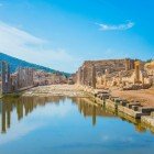 Strada cu coloane din Patara, situată pe coasta Liciei, spune povestea unuia dintre cele mai fascinante orașe-port din Asia Mică, fondat în urmă cu peste 2.000 de ani.