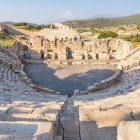 Patara, vechiul oraș al Liciei, păstrează ruine spectaculoase precum amfiteatrul și sala adunării publice. A fost capitala Ligii Liciene, în actuala provincie Antalya, Turcia.