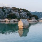 Sarcofagul din Simena, astăzi Kaleköy, iese din apele cristaline ale Mediteranei, înconjurat de coline abrupte. O comoară arheologică prețioasă a Liciei.