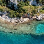 Între Kaş și Demre, ruinele scufundate ale vechii Simena (astăzi Kaleköy) și apele turcoaz ale insulei Kekova oferă un spectacol unic și fermecător.