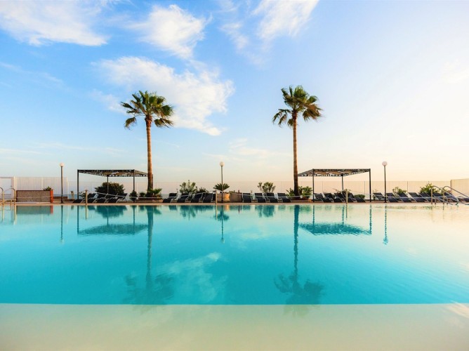 Apulia Hotel Taranto Ara Solis - Piscină în aer liber cu vedere la mare