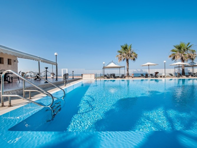 Apulia Hotel Taranto Ara Solis - Piscină în aer liber echipată cu vedere la mare