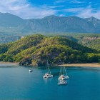 Plaja Phaselis, ascunsă de-a lungul coastei Kemer, oferă nisip auriu și ape turcoaz. Ruinele romane din Phaselis adaugă o notă istorică acestui colț de paradis.