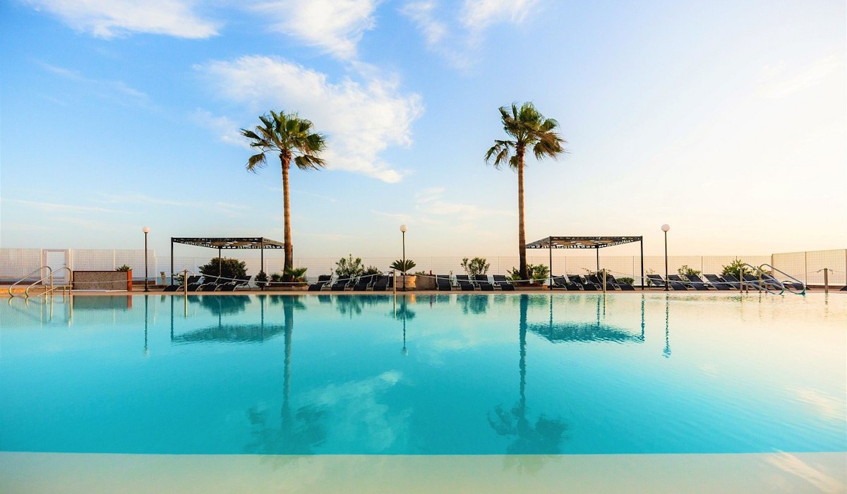 Apulia Hotel Taranto Ara Solis - Piscină în aer liber cu vedere la mare
