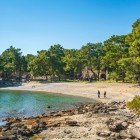 Plaja Phaselis, cu nisip auriu și ape turcoaz, este un colț de paradis. Ruinele romane de-a lungul coastei adaugă un farmec istoric acestui loc fermecător.