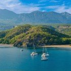 Plaja Phaselis, ascunsă de-a lungul coastei Kemer, oferă nisip auriu și ape turcoaz. Ruinele romane din Phaselis adaugă o notă istorică acestui colț de paradis.