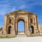 Arcul roman al lui Hadrian, care îi întâmpină pe vizitatori la intrarea în vechiul oraș Jerash