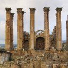 Templul lui Iupiter, o impunătoare clădire romană care domină colina din Jerash