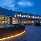 Aeroportul Haneda, situat la 20 km de centrul Tokyo-ului, este principalul hub național și internațional, cunoscut pentru eficiența, modernitatea și legăturile excelente cu orașul.